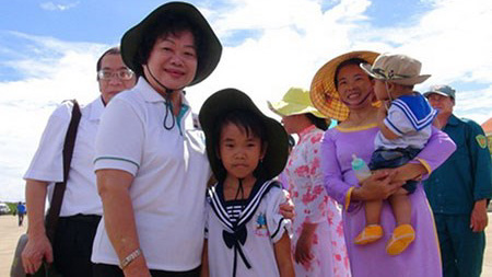 พิธีเปิดตัวโรงเรียนประถมศึกษาในหมู่เกาะเฉื่องซาหรือสเปรตลี